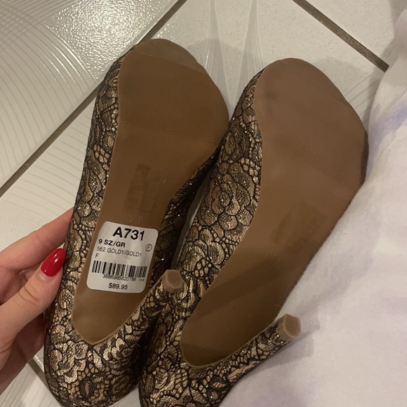 NEW Le Chateau Gold and Black Mesh 4.5” High Heels - Picture 5 of 10